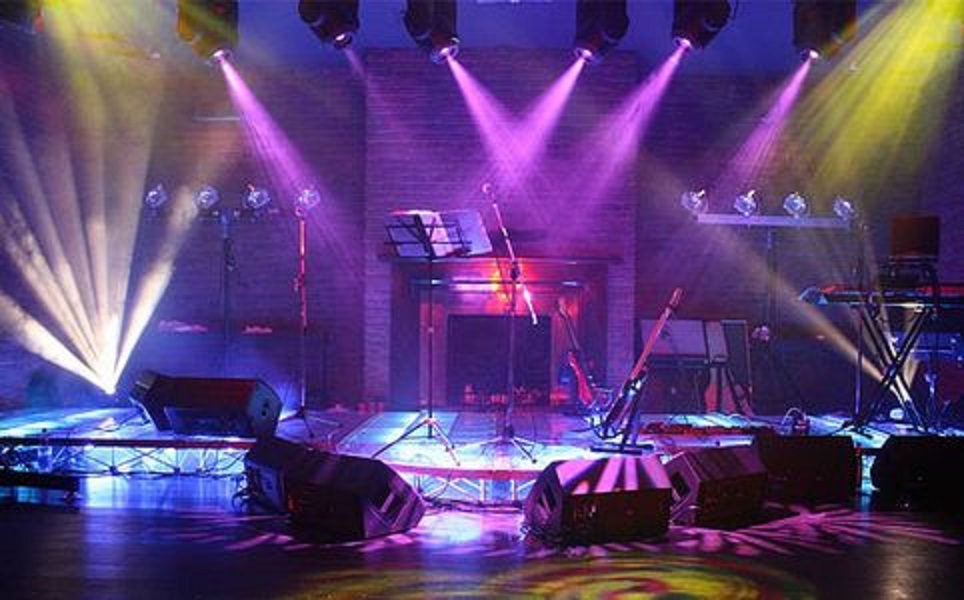 Пример светового оформления зала прожектором Голова