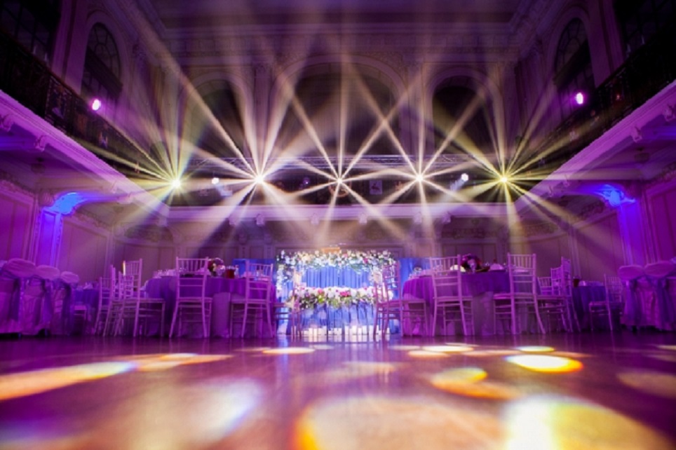 Пример светового оформления зала прожектором Голова