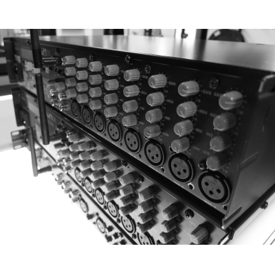 10-канальный микшер-предусилитель PRE220